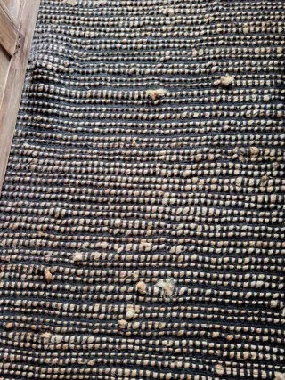 Alfombra tejida moderna beige y negra