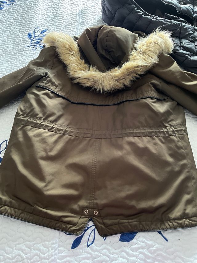 Chaqueta verde con capucha y pelo