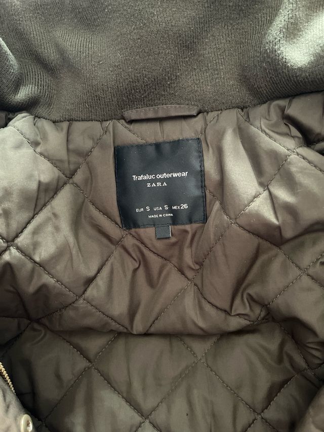 Chaqueta verde con capucha y pelo