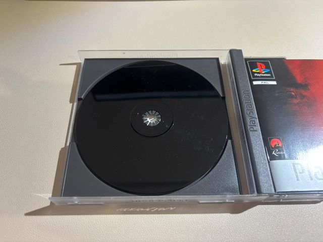 A Sangre Fría PS1 PAL Platinum + Manual