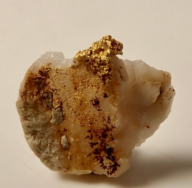 Mineral de Oro Nativo sobre Cuarzo