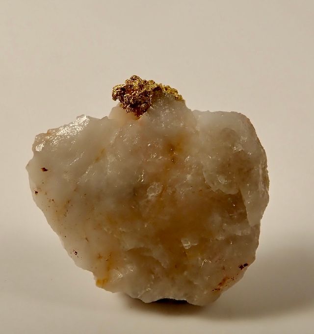 Mineral de Oro Nativo sobre Cuarzo