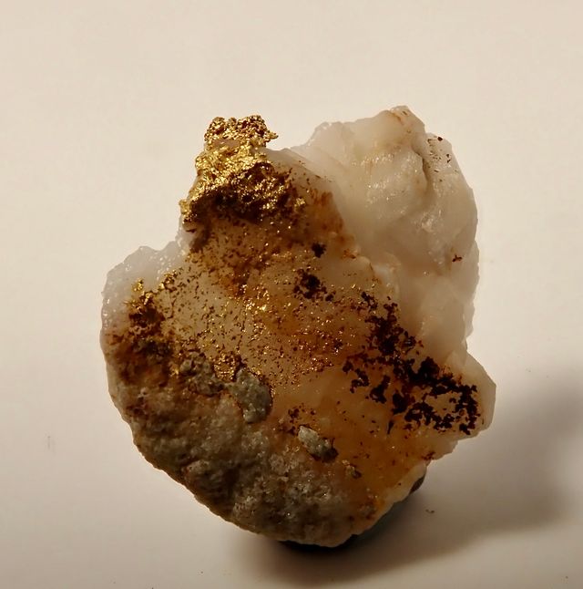 Mineral de Oro Nativo sobre Cuarzo