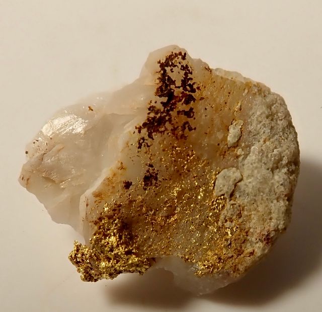 Mineral de Oro Nativo sobre Cuarzo