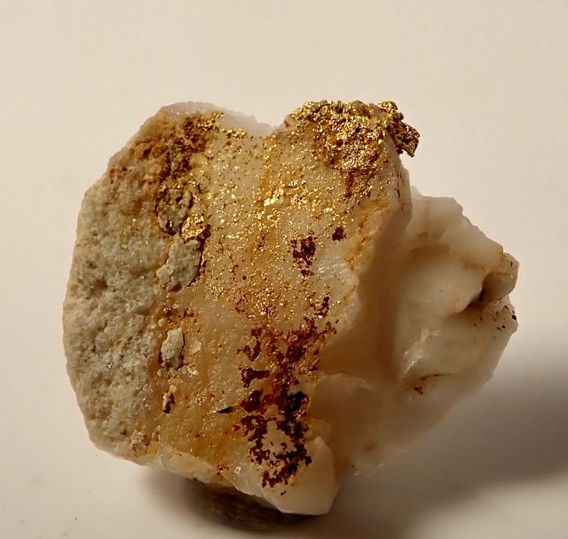 Mineral de Oro Nativo sobre Cuarzo