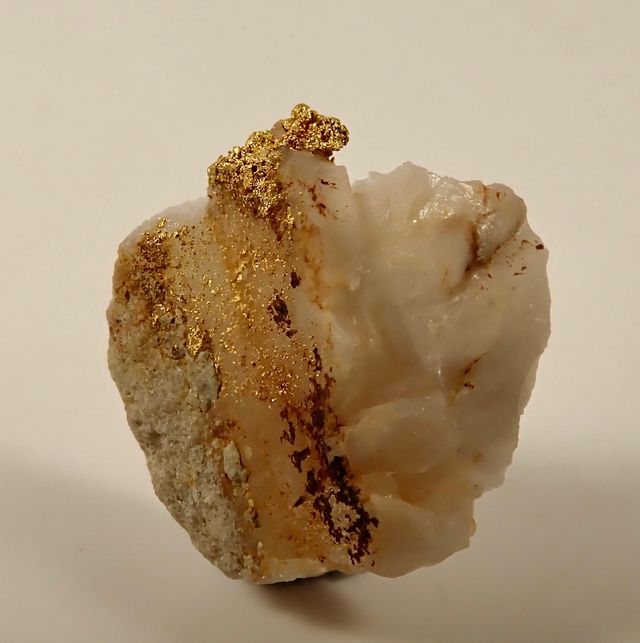 Mineral de Oro Nativo sobre Cuarzo
