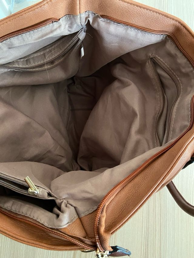 Bolso marrón de piel sintética