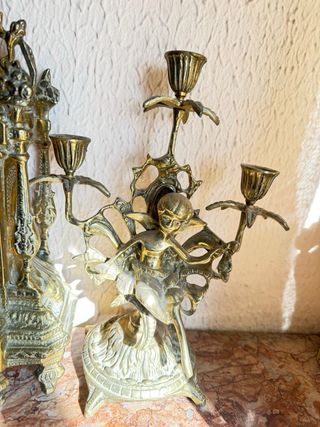 Reloj de bronce con candelabros y ciervos