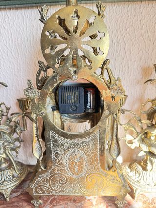 Reloj de bronce con candelabros y ciervos