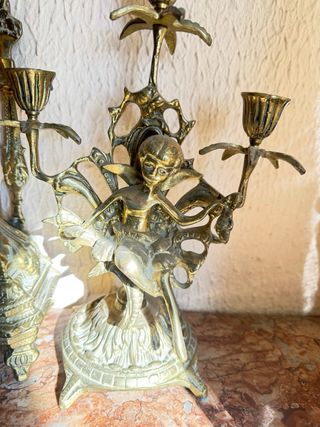 Reloj de bronce con candelabros y ciervos