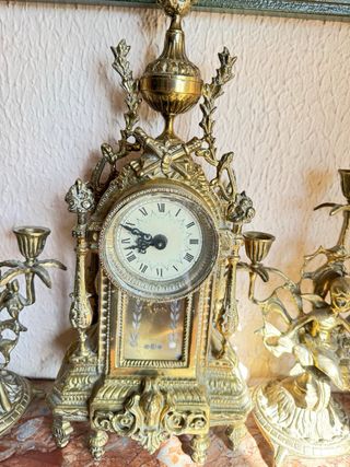 Reloj de bronce con candelabros y ciervos