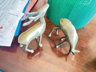 Reloj de bronce con candelabros y ciervos