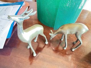 Reloj de bronce con candelabros y ciervos