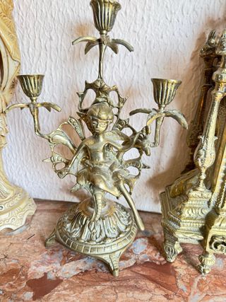 Reloj de bronce con candelabros y ciervos