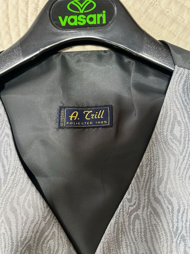 Traje de chaqueta gris y negro