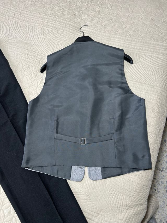 Traje de chaqueta gris y negro