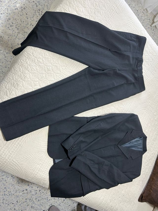 Traje de chaqueta gris y negro