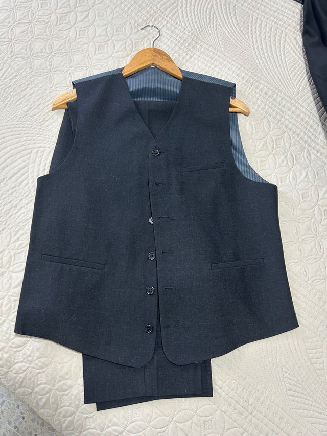 Traje de chaqueta gris y negro