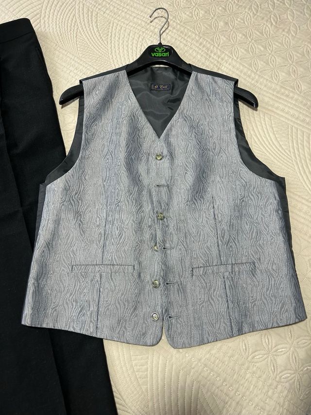 Traje de chaqueta gris y negro