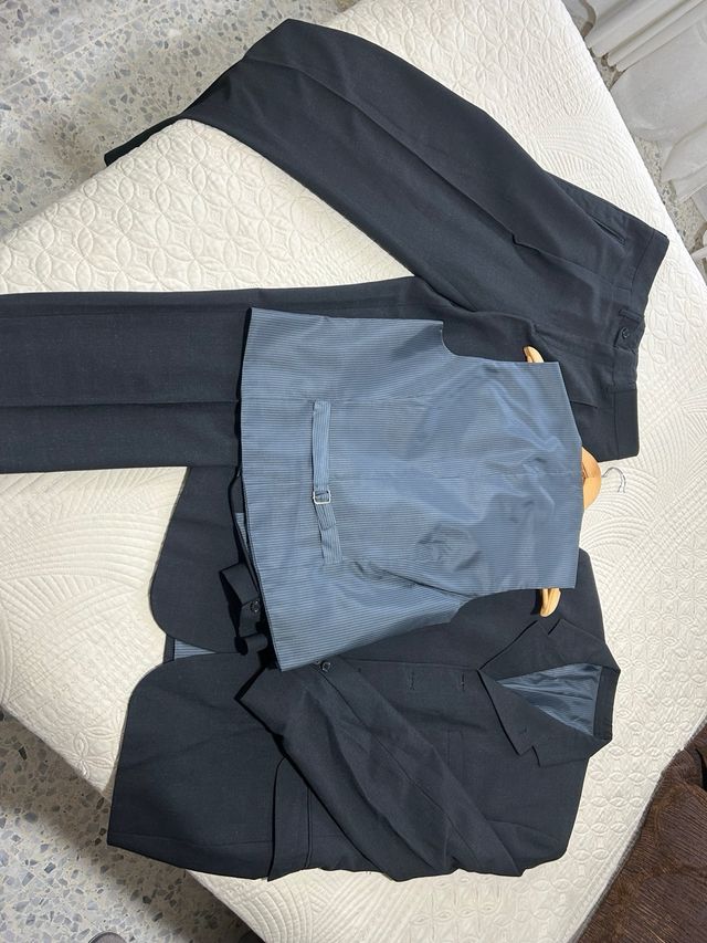 Traje de chaqueta gris y negro