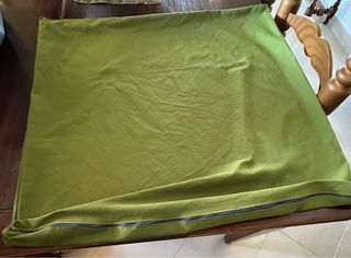 Funda de loneta verde para cojín.