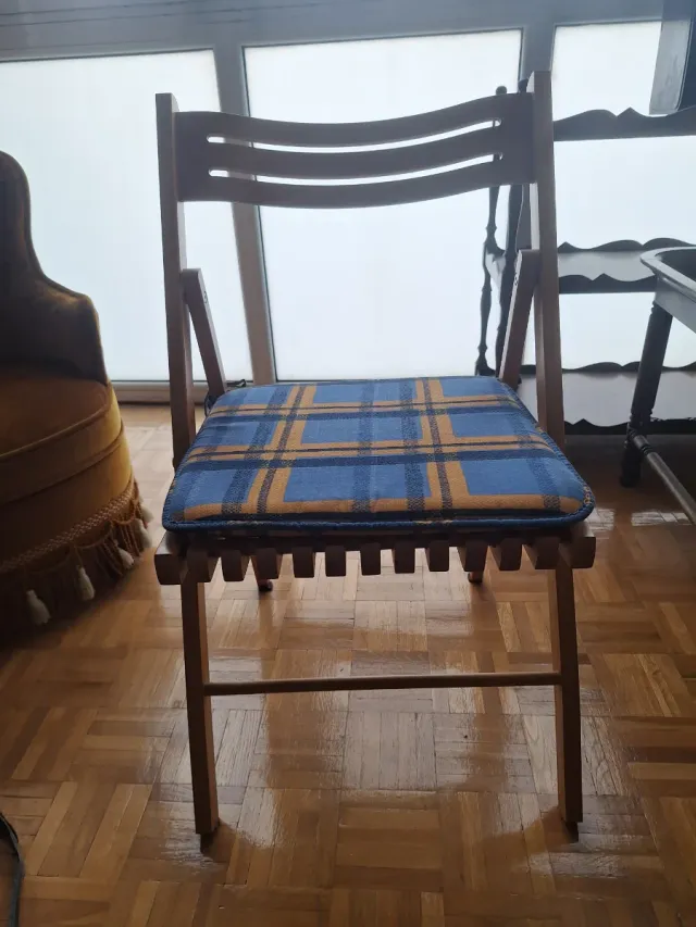 Silla de madera plegable con cojín