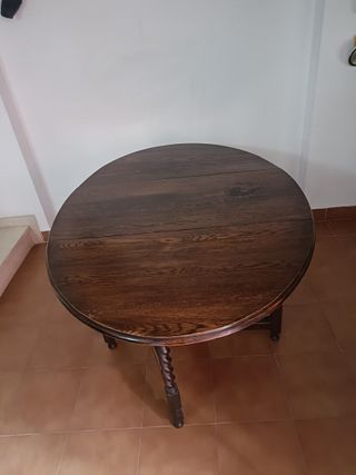 Mesa inglesa ovalada con alas y patas entorchadas