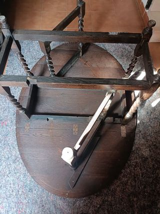 Mesa inglesa ovalada con alas y patas entorchadas