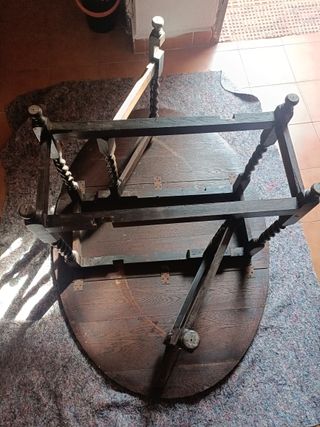 Mesa inglesa ovalada con alas y patas entorchadas