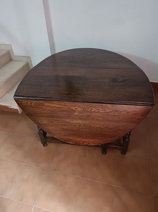 Mesa inglesa ovalada con alas y patas entorchadas