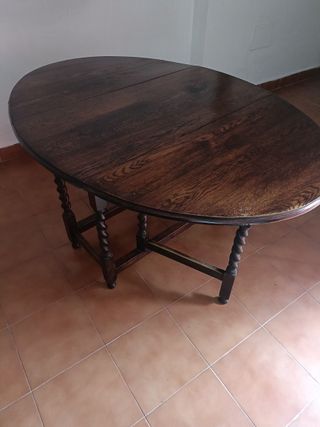 Mesa inglesa ovalada con alas y patas entorchadas
