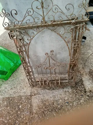 Portal de metal forjado con puertas