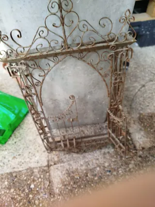 Portal de metal forjado con puertas