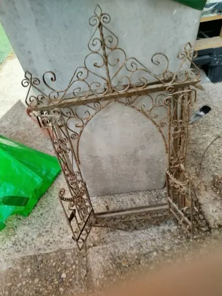 Portal de metal forjado con puertas