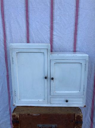 Mueble de baño antiguo de madera