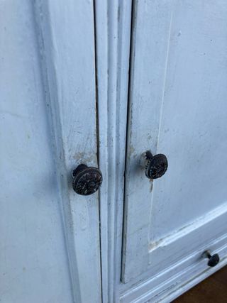 Mueble de baño antiguo de madera