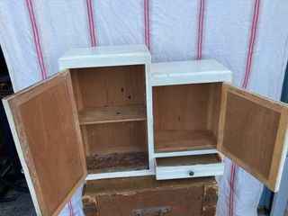 Mueble de baño antiguo de madera