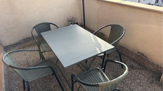 Mesa y 4 sillas de jardín