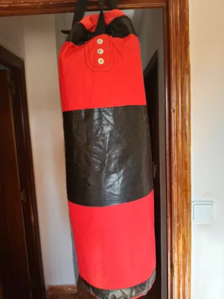 Saco de boxeo rojo y negro