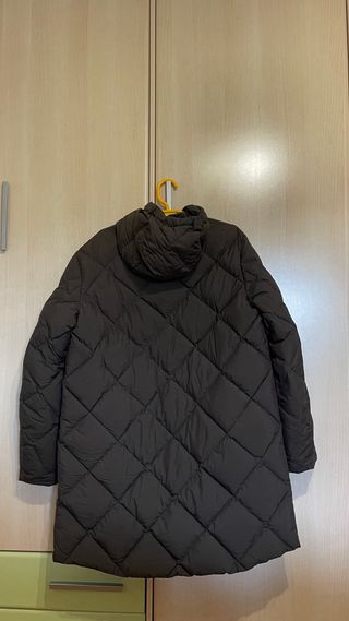 Abrigo acolchado largo con capucha