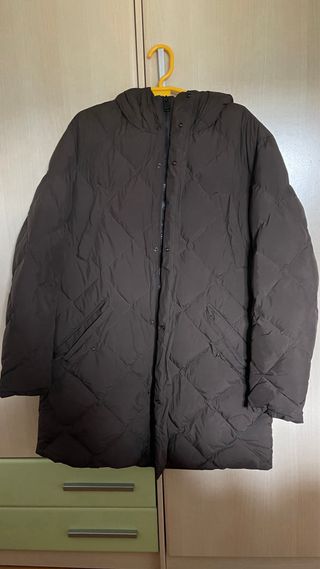 Abrigo acolchado largo con capucha