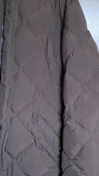 Abrigo acolchado largo con capucha