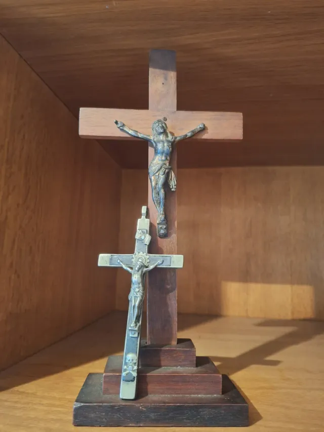 Crucifijo de madera y metal