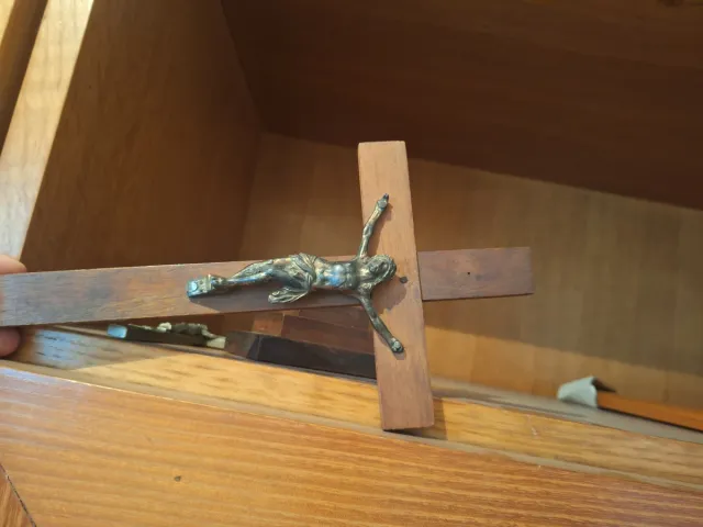 Crucifijo de madera y metal