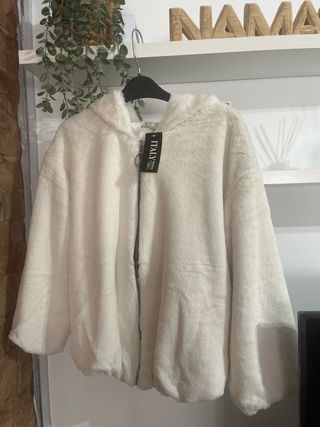 Chaqueta peluche blanca capucha