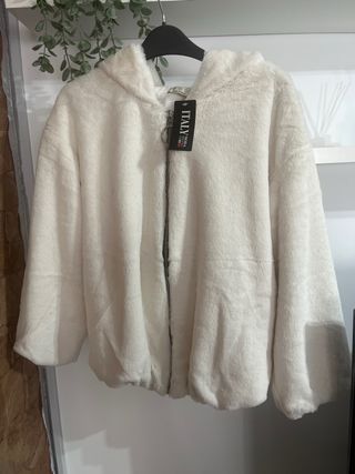 Chaqueta peluche blanca capucha