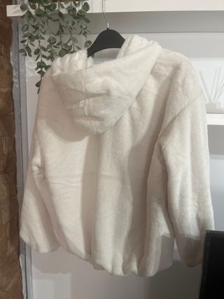 Chaqueta peluche blanca capucha