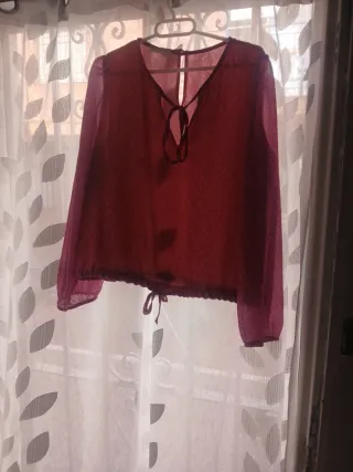 Blusa morada y roja con cordones