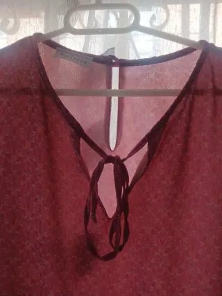 Blusa morada y roja con cordones