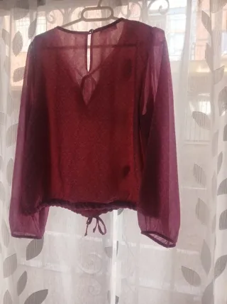Blusa morada y roja con cordones